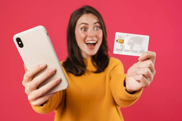 Bild Eines Entzückten Kaukasischen Mädchens Das Handy Und Kreditkarte Isoliert — Stockfoto