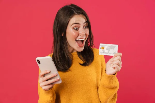 Imagem Menina Caucasiana Encantada Posando Com Celular Cartão Crédito Isolado — Fotografia de Stock