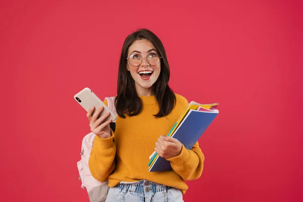 Afbeelding Van Opgewonden Student Meisje Met Behulp Van Mobiele Telefoon — Stockfoto