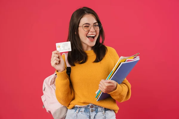 Afbeelding Van Opgewonden Student Meisje Poseren Met Credit Card Oefenboeken — Stockfoto