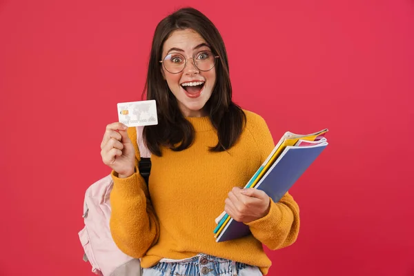 Obraz Podekscytowany Student Dziewczyna Pozowanie Karty Kredytowej Ćwiczenia Książki Izolowane — Zdjęcie stockowe