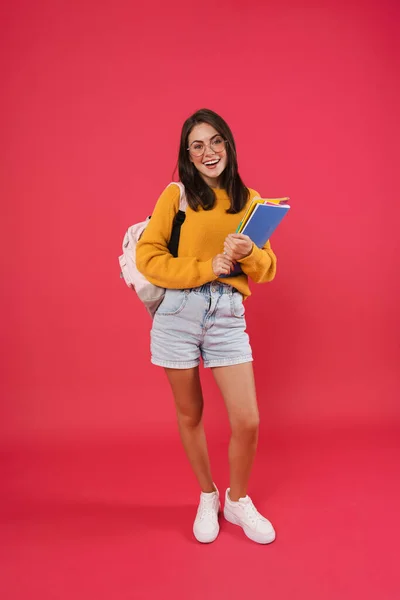 Volledige Lengte Van Een Vrolijke Jonge Meisje Student Dragen Rugzak — Stockfoto