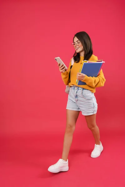 Feliz Joven Sonriente Mujer Caminando Con Teléfono Celular Libros Aislados —  Fotos de Stock