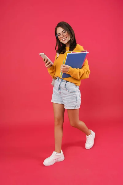 Feliz Joven Sonriente Mujer Caminando Con Teléfono Celular Libros Aislados —  Fotos de Stock