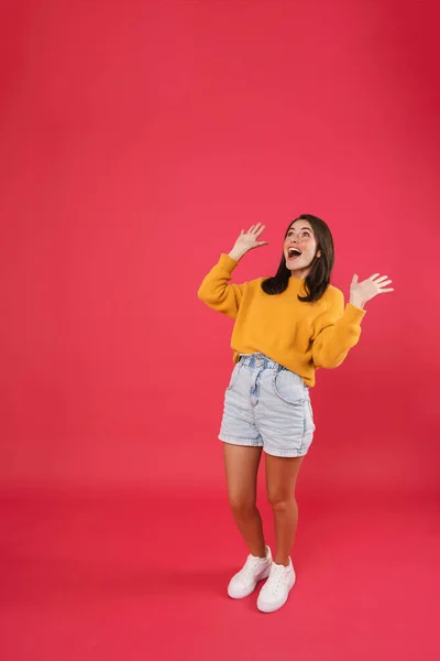 Longitud Completa Una Mujer Feliz Con Las Manos Levantadas Tratando —  Fotos de Stock