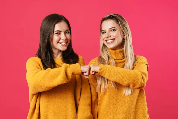 Immagine Belle Donne Gioiose Sorridenti Pugno Urtando Isolato Sfondo Rosa — Foto Stock