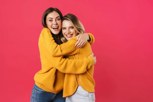 Retrato Duas Jovens Amigas Sobre Fundo Rosa Abraçando — Fotografia de Stock