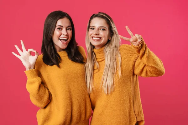 Imagem Mulheres Bonitas Alegres Abraçando Enquanto Gestos Paz Signos Isolado — Fotografia de Stock