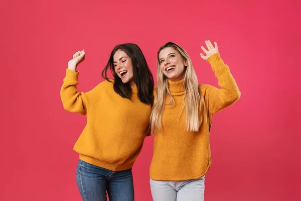 Imagen Hermosas Mujeres Emocionadas Abrazándose Bailando Aisladas Sobre Fondo Rosa — Foto de Stock