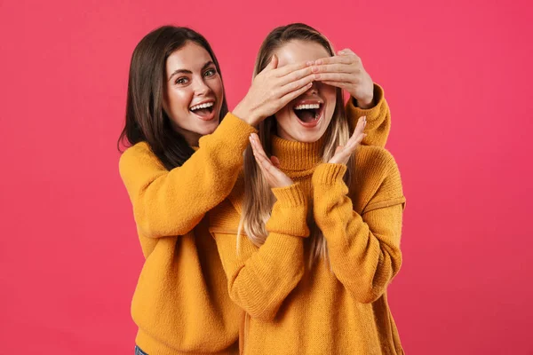 Imagen Hermosa Mujer Feliz Cubriendo Los Ojos Amigo Sorprendido Aislado — Foto de Stock