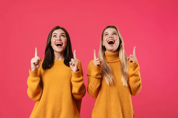 Bild Glada Vackra Kvinnor Ler Samtidigt Pekar Finger Uppåt Isolerad — Stockfoto