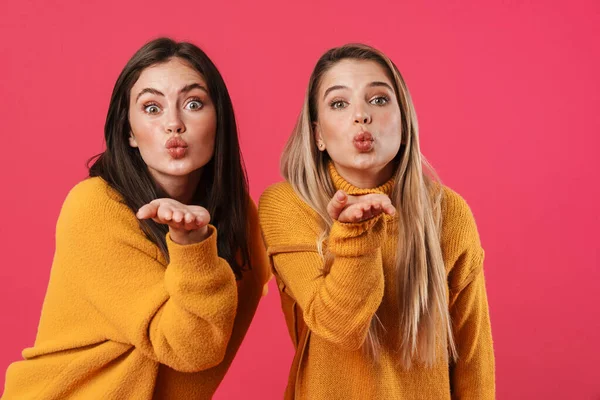 Afbeelding Van Opgewonden Mooie Vrouwen Blazen Lucht Kussen Camera Geïsoleerd — Stockfoto