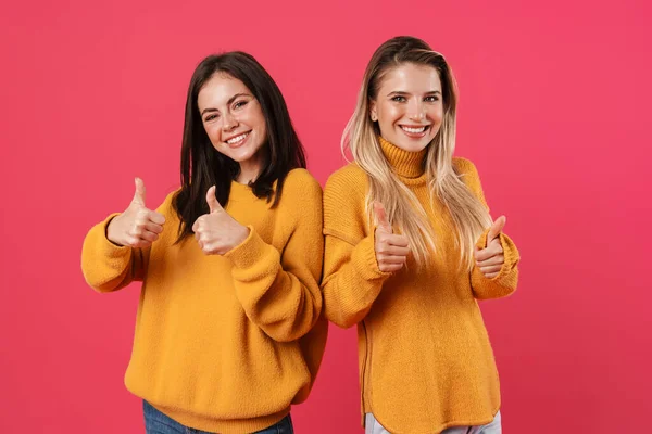 Imagen Mujeres Hermosas Sonrientes Mostrando Pulgares Hacia Arriba Aislados Sobre —  Fotos de Stock