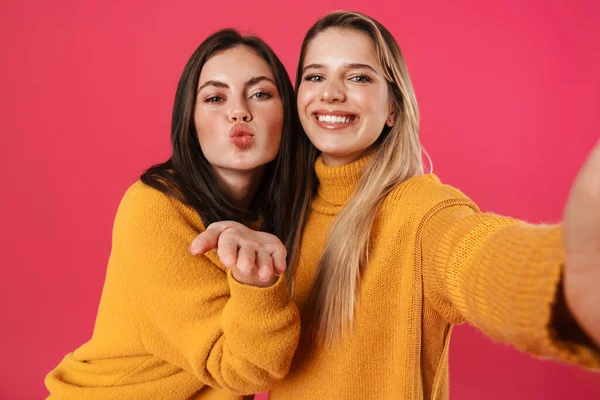 Imagen Mujeres Hermosas Felices Soplando Beso Aire Mientras Toma Selfie —  Fotos de Stock