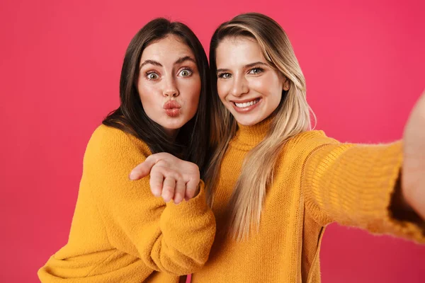 Imagen Mujeres Hermosas Felices Soplando Beso Aire Mientras Toma Selfie — Foto de Stock