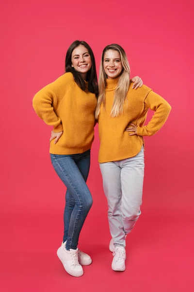 Beeld Van Vrolijke Blanke Vrouwen Knuffelen Glimlachen Camera Geïsoleerd Roze — Stockfoto