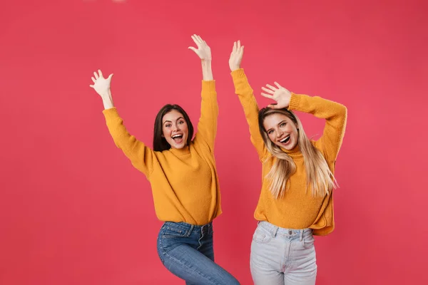 Portrait Two Young Happy Female Friends Standing Pink Background Dancing — Stock Photo, Image