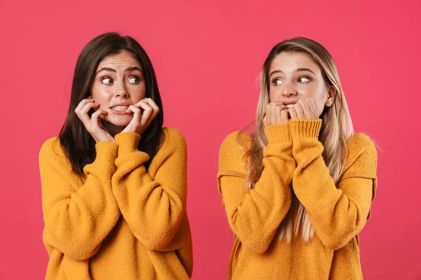 Image Scared Caucasian Women Posing Looking Each Other Isolated Pink — Stock Photo, Image