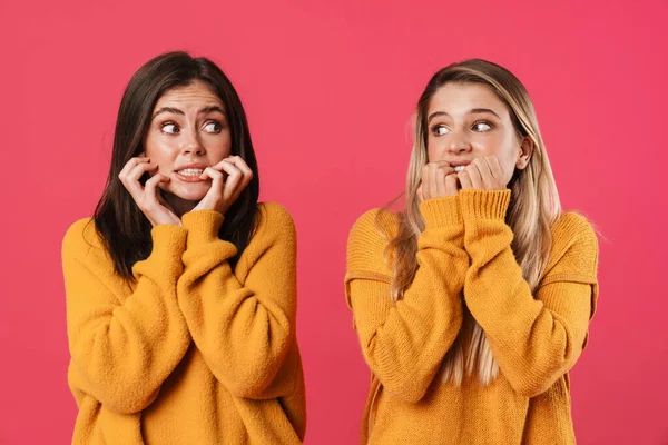 Imagen Mujeres Caucásicas Asustadas Posando Mirándose Aisladas Sobre Fondo Rosa —  Fotos de Stock