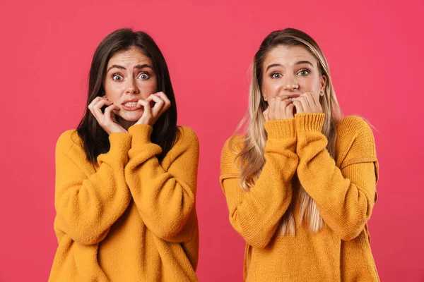 Imagen Mujeres Caucásicas Asustadas Posando Mirando Cámara Aislada Sobre Fondo —  Fotos de Stock