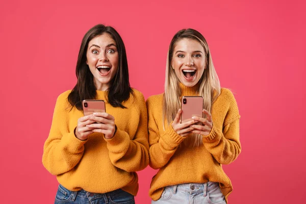 Imagem Mulheres Agradáveis Encantadas Sorrindo Usar Smartphones Isolados Sobre Fundo — Fotografia de Stock