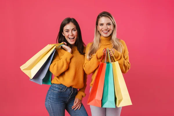 Imagen Mujeres Alegres Agradables Sonriendo Mientras Posan Con Bolsas Compras —  Fotos de Stock