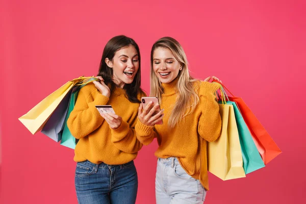 Imagem Mulheres Excitadas Segurando Cartão Crédito Celular Enquanto Posam Com — Fotografia de Stock