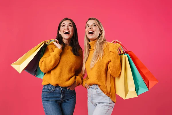 Dois Belos Jovens Amigos Sorridentes Segurando Sacos Compras Isolados Fundo — Fotografia de Stock