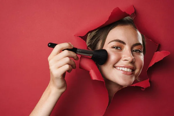 Kavkazský Mladý Krásný Brunetka Žena Použití Make Kartáčkem Přes Červené — Stock fotografie