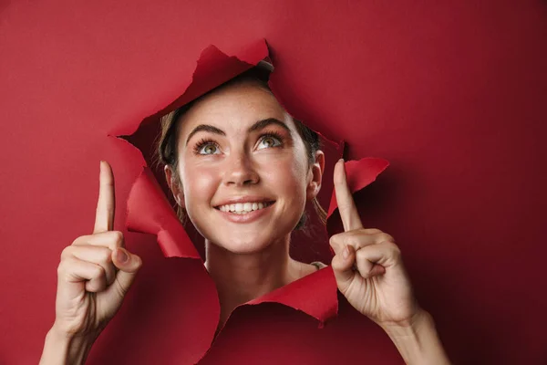 Кавказька Молода Брюнетка Щаслива Жінка Посміхається Вказує Пальцями Копіювальний Простір — стокове фото