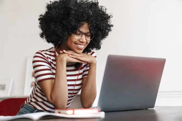 Gülümseyen Afro Amerikan Öğrenci Laptopla Ödev Yapıyor — Stok fotoğraf