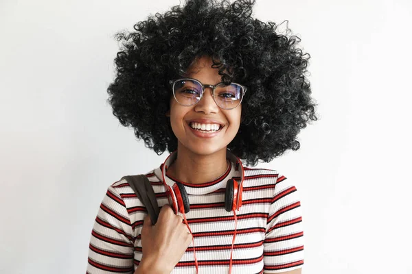 Glad Afrikansk Amerikansk Student Flicka Med Hörlurar Ler Mot Kameran — Stockfoto