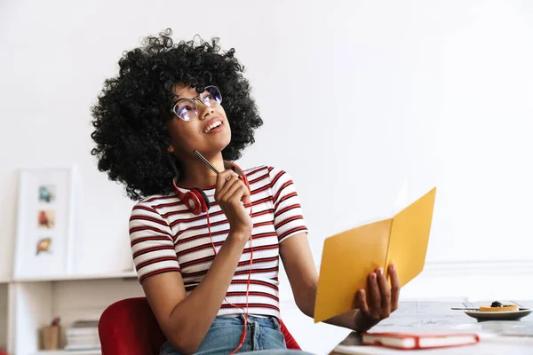 Plaisir Afro Américaine Étudiante Pensée Faire Des Devoirs Tout Étant — Photo