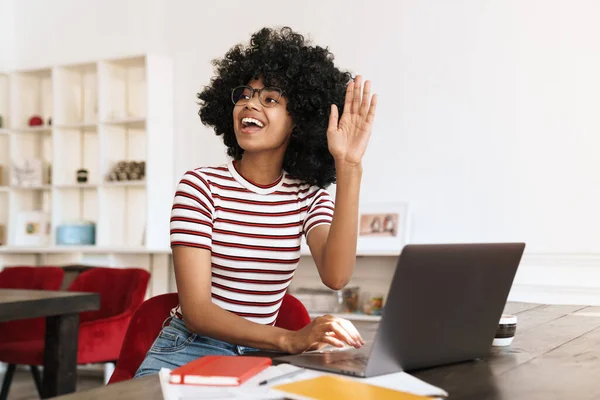 Souriant Afro Américain Étudiant Fille Agitant Main Tout Faisant Des — Photo