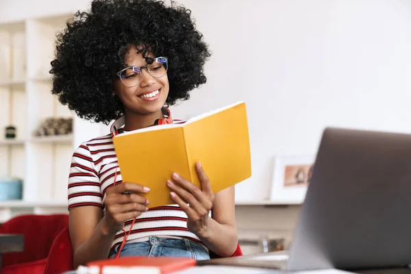 Χαμογελώντας Αφροαμερικανή Μαθήτρια Κάνει Την Εργασία Lap Top Ενώ Κάθεται — Φωτογραφία Αρχείου