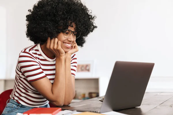 Усмішка Студентки Афроамериканки Роблять Домашнє Завдання Ноутбуком Сидячи Кафе — стокове фото