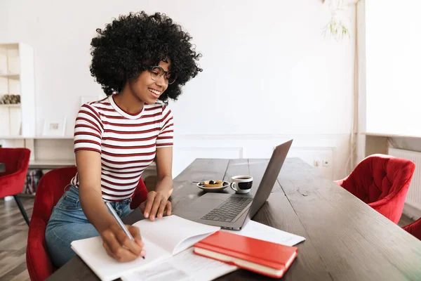 Glimlachen Afrikaans Amerikaans Student Meisje Doen Huiswerk Met Laptop Terwijl — Stockfoto