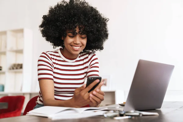 Sonriendo Chica Estudiante Afroamericana Utilizando Teléfono Celular Mientras Estudia Con —  Fotos de Stock