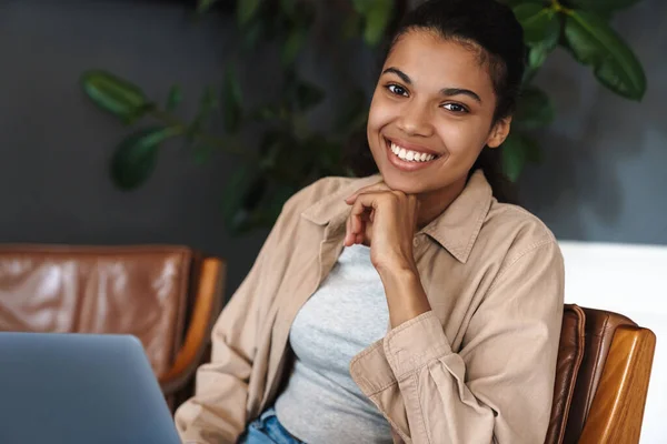 Sorrindo Mulher Afro Americana Trabalhando Com Laptop Enquanto Sentado Café — Fotografia de Stock