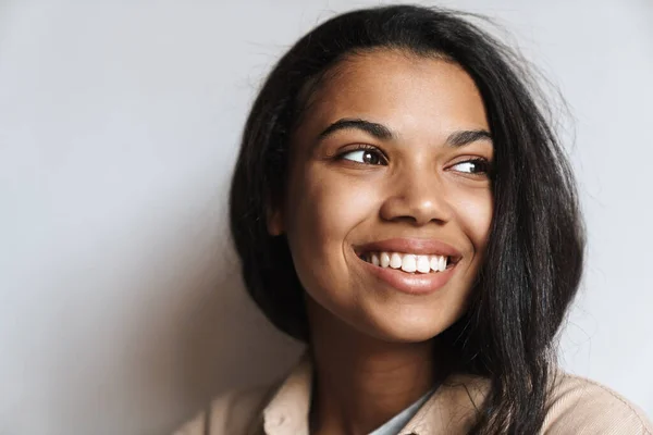 Glad Afrikansk Amerikansk Kvinna Ler Och Tittar Sidan Isolerad Över — Stockfoto