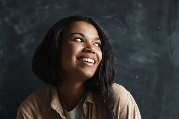 Mutlu Afrikalı Amerikalı Kadın Gülümsüyor Siyah Arka Planda Yalnız Başına — Stok fotoğraf