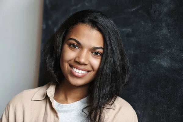 Mutlu Afro Amerikan Kadın Gülümseyen Kameraya Bakan — Stok fotoğraf