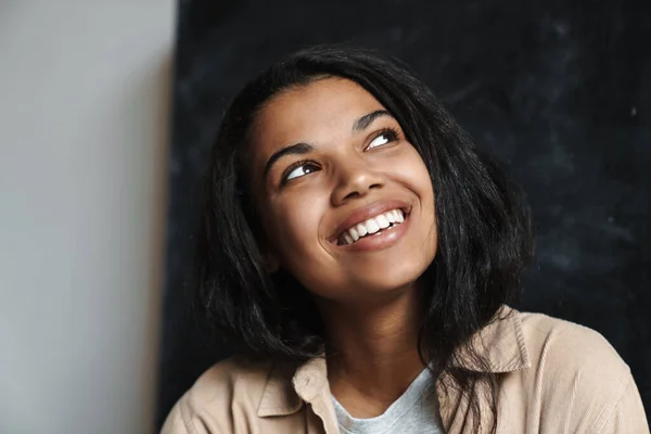 Mutlu Afrikalı Amerikalı Kadın Gülümsüyor Içeri Bakıyor — Stok fotoğraf