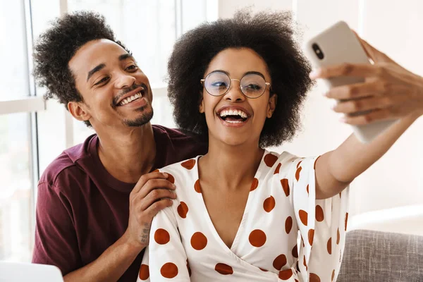 Gelukkig Paar Het Nemen Van Een Selfie Samen Bank Thuis — Stockfoto