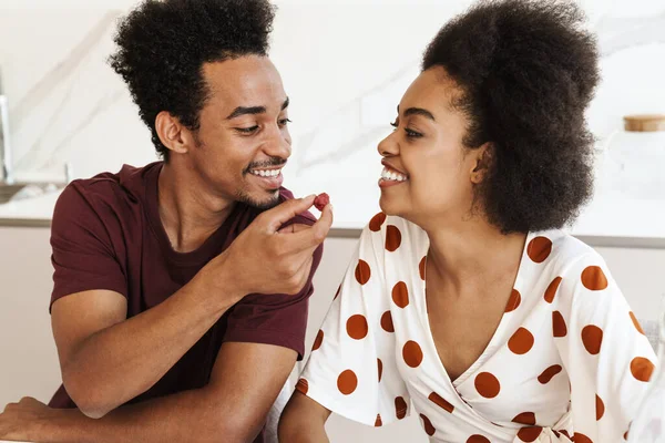 Gelukkig Jong Afrikaans Paar Lekker Ontbijten Terwijl Zitten Aan Keukentafel — Stockfoto