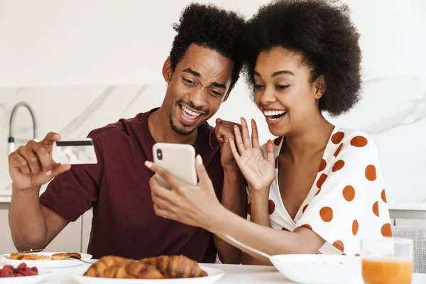 Vrolijk Jong Stel Dat Lekker Ontbeten Zit Aan Keukentafel Met — Stockfoto