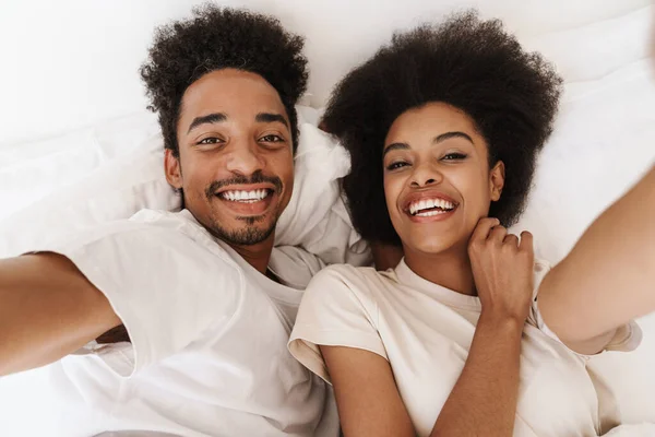 Güzel Mutlu Genç Afrikalı Çift Yatakta Dinleniyor Selfie Çekiyorlar — Stok fotoğraf