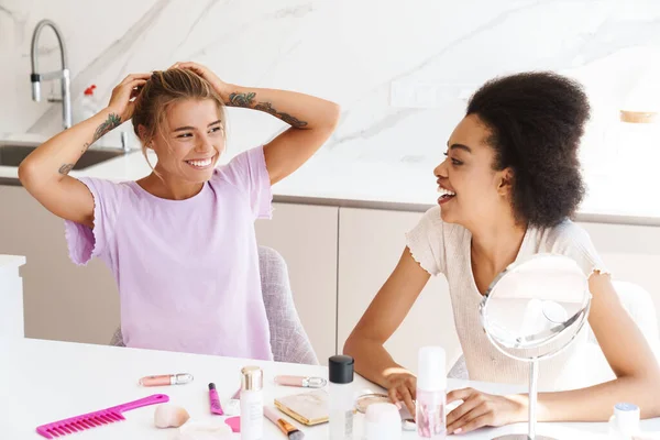 Schöne Fröhliche Multikulturelle Mädchen Lachen Beim Gemeinsamen Schminken Der Heimischen — Stockfoto