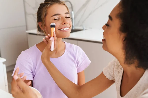 Hermosas Chicas Alegres Multiculturales Sonriendo Mientras Hacen Maquillaje Juntos Cocina — Foto de Stock