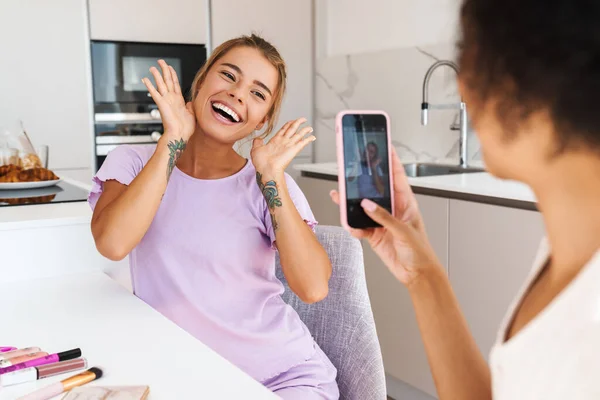 Vakre Flerkulturelle Jenter Som Tar Bilde Mobil Mens Sminker Seg – stockfoto